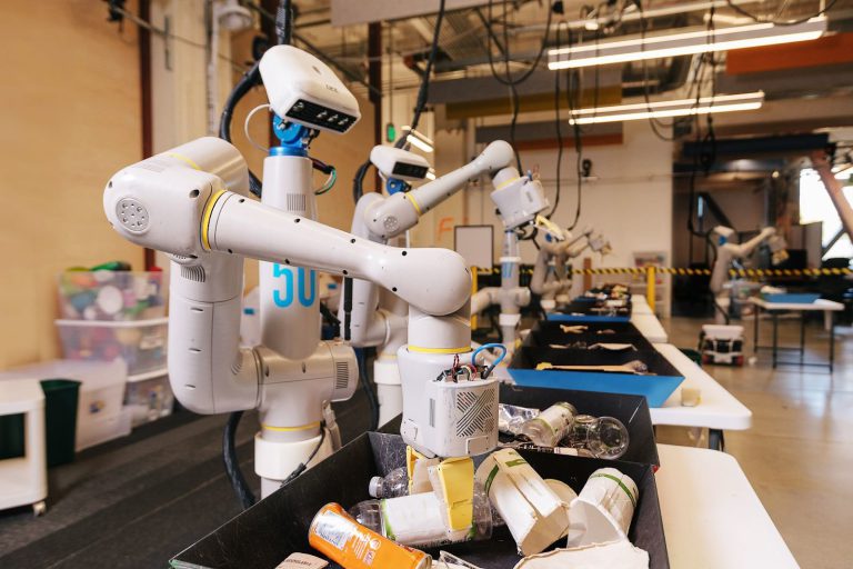Read more about the article Çevre İçin Yeni Adım: Çöp Ayıklayan Robotlar